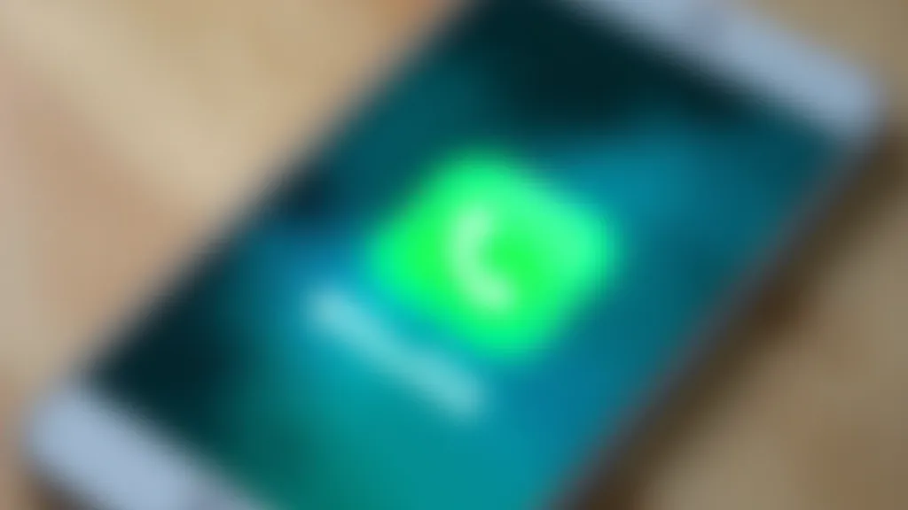 Viedtālruņa ekrāns ar App Store vai Google Play veikalu, kur redzama WhatsApp lietotne